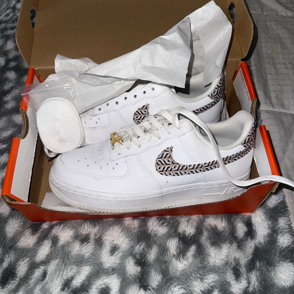 Nike White and Black Patterned Sneakers